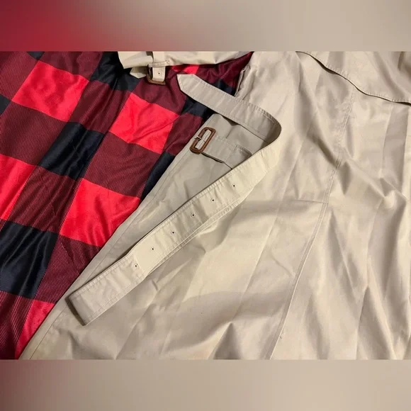 Burberry vintage trench coat- EUC!